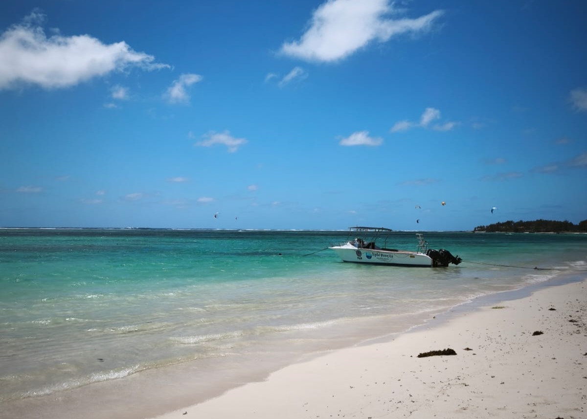 Plage paradisiaque à l'île Maurice avec bateau de plongée, sable blanc et eaux turquoises